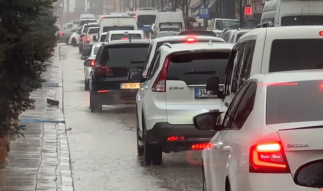 Yüksekova'da aniden bastıran sağanak caddeleri göle çevirdi