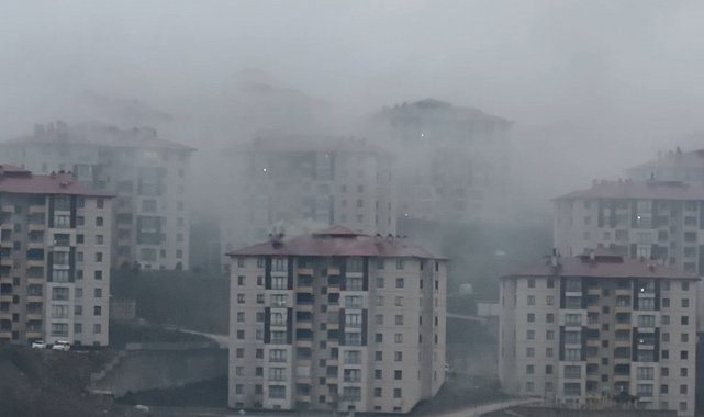 Yüksekova'da binaların üzerini kaplayan yağmur bulutları kamerada