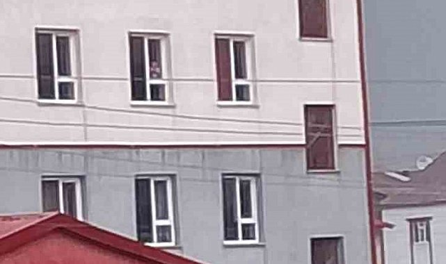 Yüksekova'da fırtına okulun çatısını uçurdu