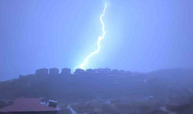 Yüksekova'da fırtına ve sağanak etkili oldu: Evlerin çatıları uçtu, yollar su altında kaldı