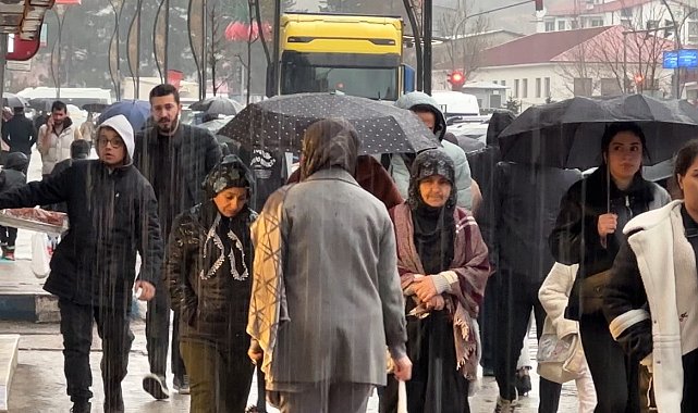 Yüksekova'da sağanak yağış etkili oldu