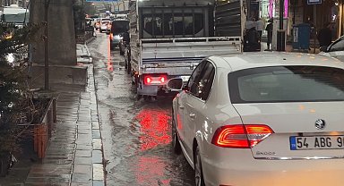 Yüksekova'da sağanak yağış etkili oldu