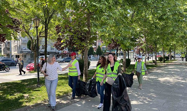 Yunusemre Kent Konseyi üyeleri çevre temizliği yaptı