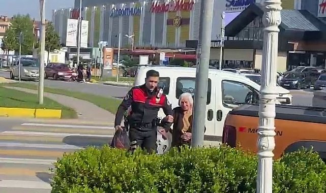 Yürümekte zorlanan yaşlı kadına yunus polisinden yardım eli