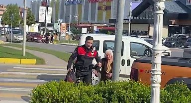 Yürümekte zorlanan yaşlı kadına yunus polisinden yardım eli