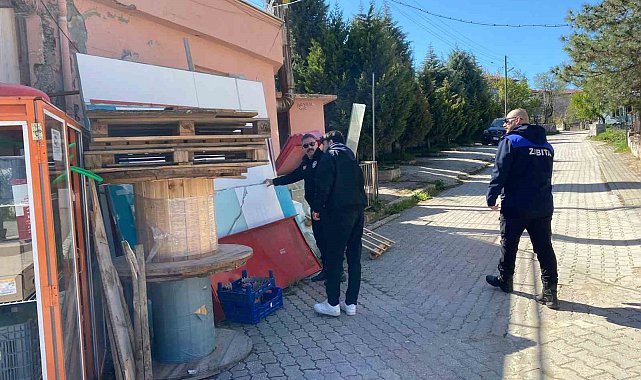 Zabıta Müdürlüğü ekipleri kaldırım işgali yapan esnafı uyardı