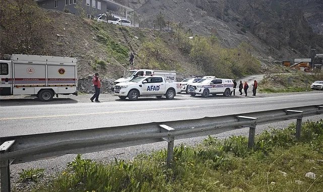 Zap Suyu'nun debisi yükselince mahsur kalan 4 kişi kurtarıldı