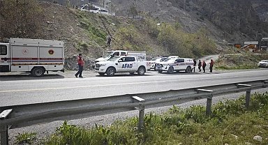 Zap Suyu'nun debisi yükselince mahsur kalan 4 kişi kurtarıldı