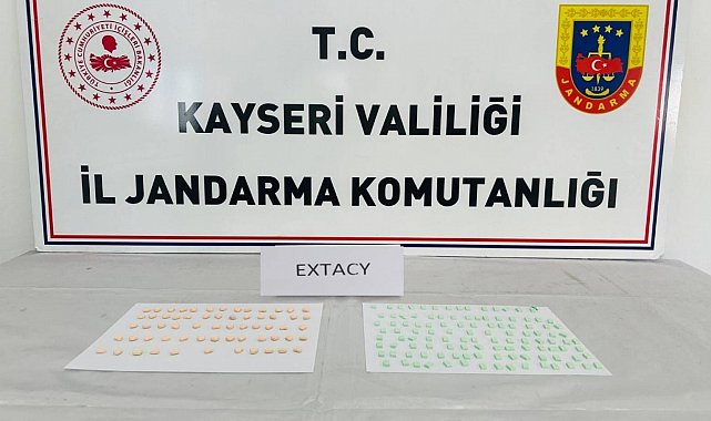 Zehir tacirleri jandarmadan kaçamadı
