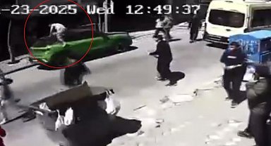 Zeytinburnu'nda deprem esnasında balkondan atlayan genç arabanın üzerine düştü: O anlar kamerada