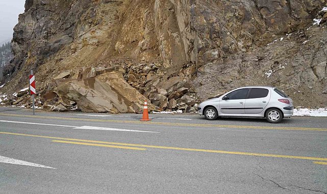 Zigana Dağı'nda yola düşen dev kayalar korkutuyor