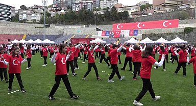 Zonguldak'ta 630 öğrenci ve öğretmen zeybek oynadı