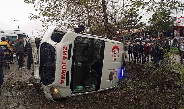 Zonguldak'ta ambulans ile otomobil çarpıştı: 6 yaralı