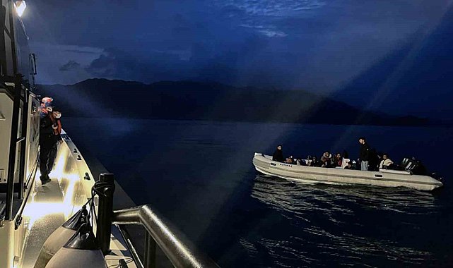 12 düzensiz göçmen kurtarıldı, bir göçmen kaçakçısı yakalandı