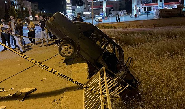 16 yaşındaki sürücü kaldırımdaki panoya çarptı