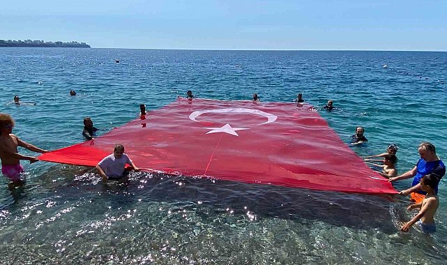 19 Mayıs'ı denizde dev Türk bayrağı açarak kutladılar