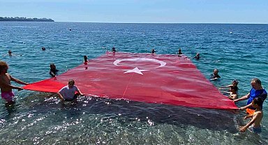 19 Mayıs'ı denizde dev Türk bayrağı açarak kutladılar