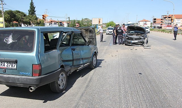 2 otomobil kavşakta çarpıştı: 1 yaralı