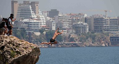 30 metrelik falezlerden ölümüne atlayış