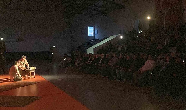 'Misafir' oyunu raylar yerine salonda Karslılarla buluştu