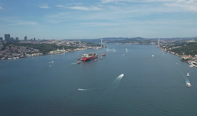 'Osman Gazi' boğazdan Karadeniz'e su fıskiyeleriyle uğurlandı