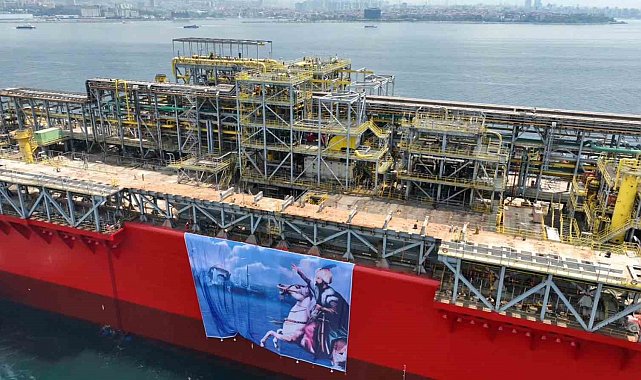 'Osman Gazi' platformunun 15 Temmuz Şehitler Köprüsü'nden geçişi dron ile görüntülendi