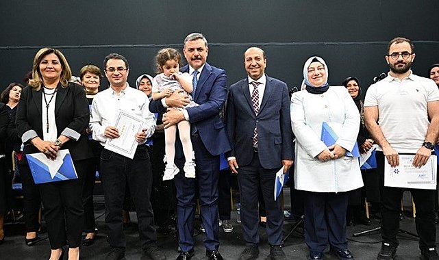 60 yaş üstü tazelenme üniversitesinde yıl sonu coşkusu yaşandı