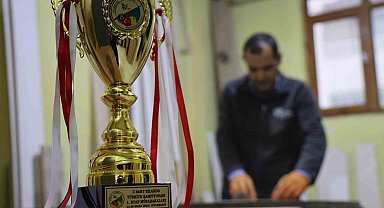 60 yaşında Türkiye Bilardo Şampiyonu mesleğiyle dikkat çekiyor