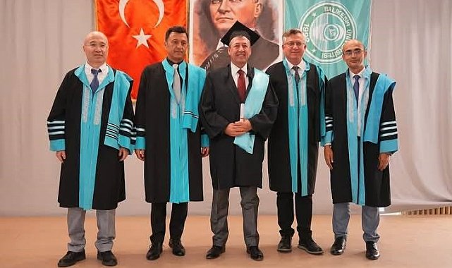 60 yaşında üniversite diploması sahibi oldu