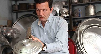 72 yıllık bakır ustasının mesleğini oğlu yaşatıyor