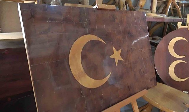 76 yaşındaki usta, 15 Temmuz şehitleri için 246 parçadan Türk bayrağı yaptı
