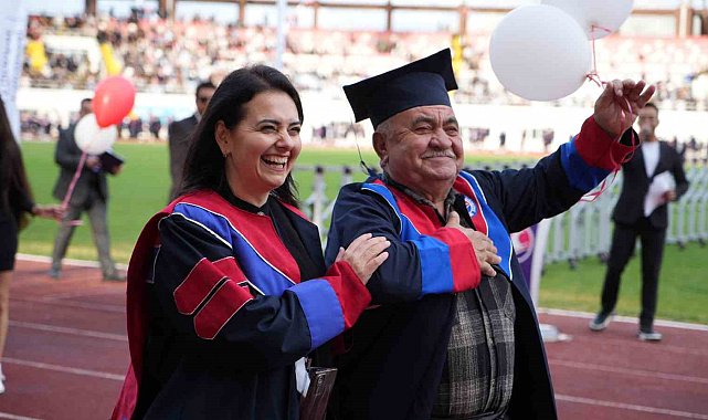 76 yıl sonra gelen mezuniyet: Hayaller üniversite mezuniyet kortejinde gerçek oldu