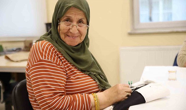 83 yaşındaki Yüksel teyze enerjisiyle gençlere taş çıkartıyor