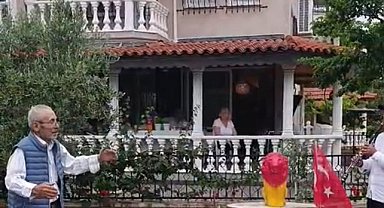 84 yaşındaki vatandaş, Galatasaray'ın şampiyonluğunu davul zurnayla kutladı