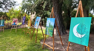 Adana'da 13 yaşındaki ikizler sergi açtı