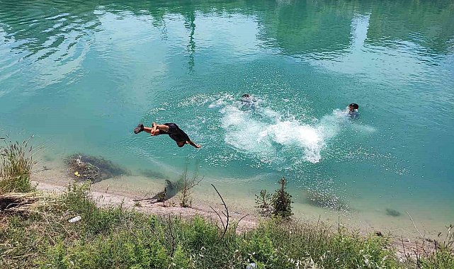 Adana'da havalar ısındı fırıncılar soğuk suyla, gençler yüzerek serinlemeye çalışıyor