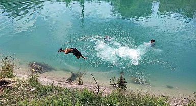 Adana'da havalar ısındı fırıncılar soğuk suyla, gençler yüzerek serinlemeye çalışıyor