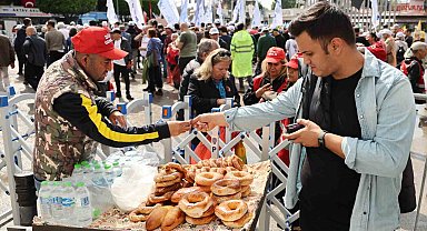 Adana'da işçi bayramı, simitçiler bariyerlerin arkasında çalışmaya devam etti
