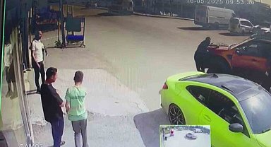 Adana'da şaka kazaya dönüştü: Kamyonetin çarpmasıyla ayağı kırıldı, telefonu bırakmadı