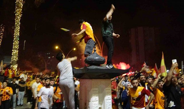 Adana'da şampiyonluk kutlamasında olay: Adana Demirspor taraftarları ile Galatasaraylılar birbirine girdi