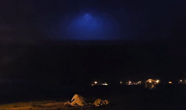 Adilcevaz'da şimşekler geceyi aydınlattı