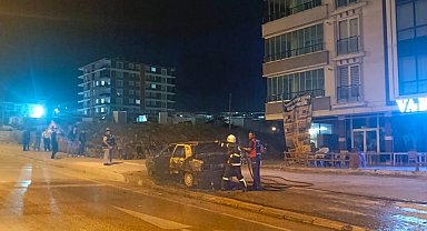 Adıyaman'da park halindeki otomobil yandı