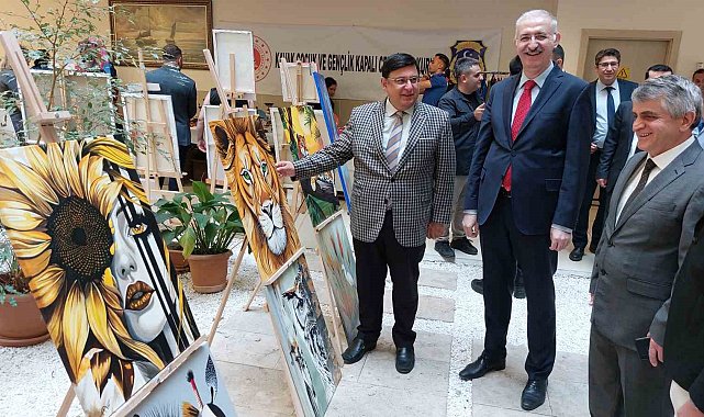 Adliye koridorunda el sanatları sergisi