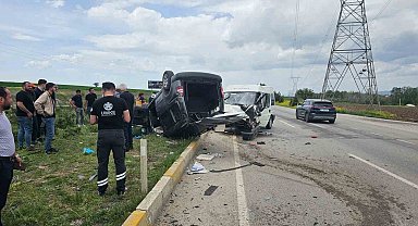 Afyonkarahisar'da kamyonet ile hafif ticari araç çarpıştı: 6'sı çocuk 9 yaralı