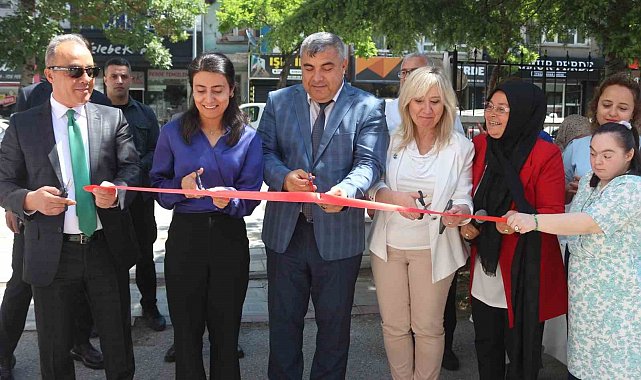 Afyonkarahisar'da özel yüreklerden anlamlı sergi