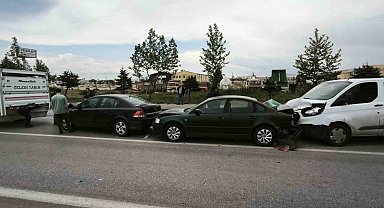 Afyonkarahisar'da zincirleme trafik kazası, 4 araç birbirine girdi