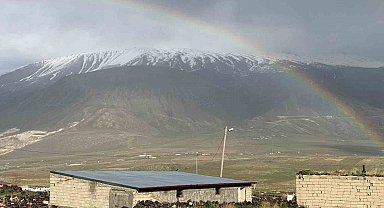 Ağrı Dağı eteklerinde gökkuşağı güzelliği