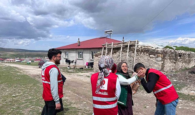 Ağrı Kızılay gönüllülerinden annelere anlamlı sürpriz