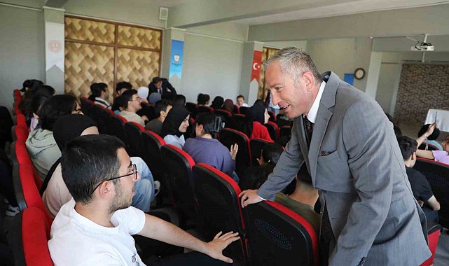Ağrı Milli Eğitim Müdürü Kökrek'ten YKS öğrencilerine moral ziyareti