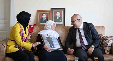 Ağrı Valisi Koç'tan şehit annesine Anneler Günü ziyareti